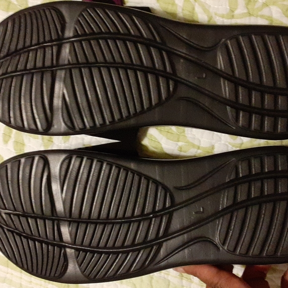 Memory Foam Sandals - Picture 2 of 4